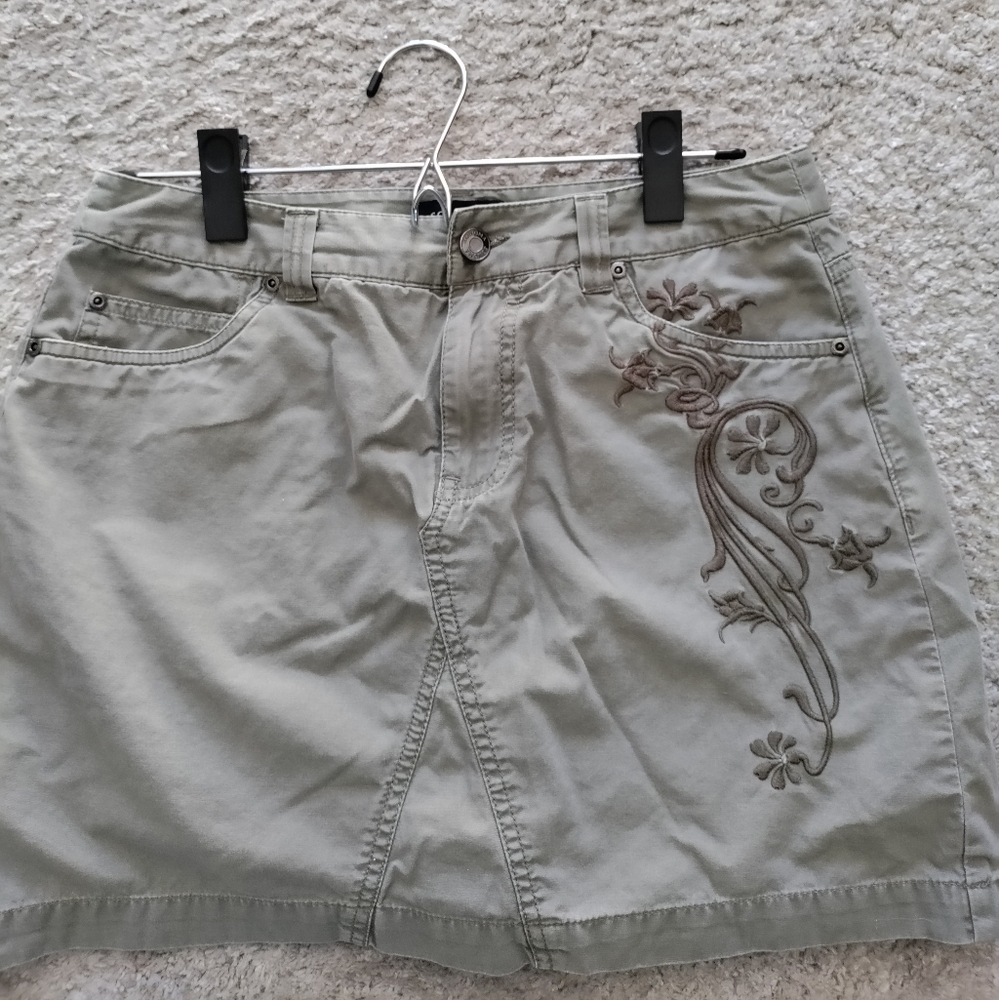 Sonoma skirt w/shorts. Embroidery. Five pockets. Olive green. 15" Cotton. - Picture 2 of 4